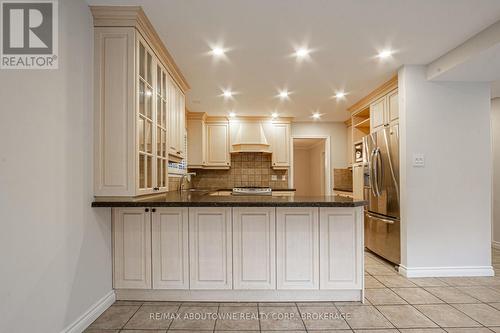 398 Barclay Crescent, Oakville, ON - Indoor Photo Showing Kitchen