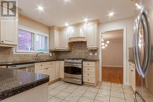 398 Barclay Crescent, Oakville, ON - Indoor Photo Showing Kitchen With Double Sink