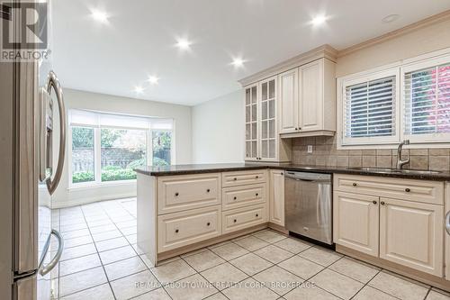 398 Barclay Crescent, Oakville, ON - Indoor Photo Showing Kitchen