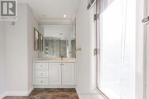 398 Barclay Crescent, Oakville, ON - Indoor Photo Showing Bathroom