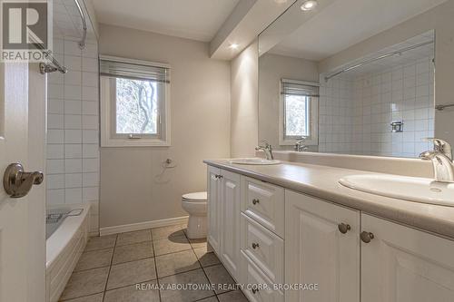 398 Barclay Crescent, Oakville, ON - Indoor Photo Showing Bathroom