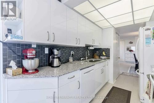 902 - 12 Laurelcrest Street, Brampton, ON - Indoor Photo Showing Kitchen