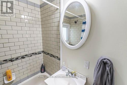 77 Province Street N, Hamilton, ON - Indoor Photo Showing Bathroom