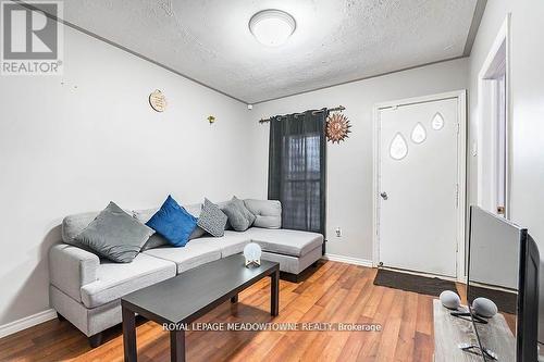 77 Province Street N, Hamilton, ON - Indoor Photo Showing Living Room