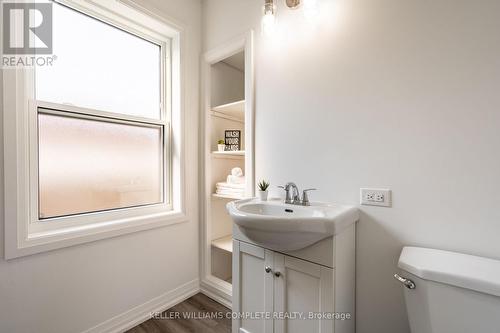 85 Walter Avenue N, Hamilton, ON - Indoor Photo Showing Bathroom