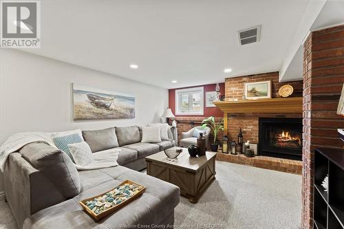 467 Richmond Street, Amherstburg, ON - Indoor Photo Showing Living Room With Fireplace