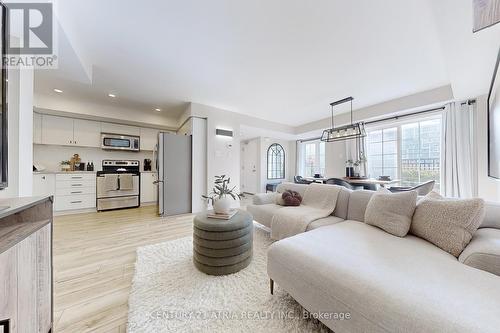 63 - 2441 Greenwich Drive, Oakville, ON - Indoor Photo Showing Living Room