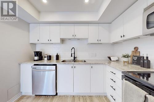 63 - 2441 Greenwich Drive, Oakville, ON - Indoor Photo Showing Kitchen With Double Sink