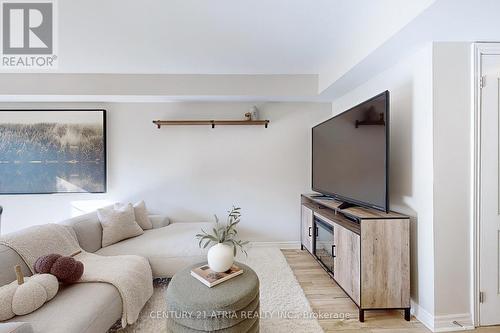 63 - 2441 Greenwich Drive, Oakville, ON - Indoor Photo Showing Living Room