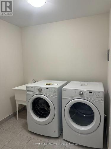 318 Bonnieglen Farm Boulevard, Caledon, ON - Indoor Photo Showing Laundry Room