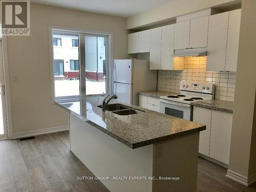 318 Bonnieglen Farm Boulevard, Caledon, ON - Indoor Photo Showing Kitchen With Double Sink