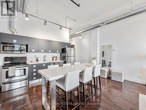 504 - 43 Hanna Avenue, Toronto, ON - Indoor Photo Showing Kitchen