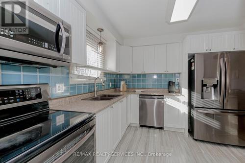 7746 Jubilee Drive, Niagara Falls, ON - Indoor Photo Showing Kitchen With Double Sink With Upgraded Kitchen