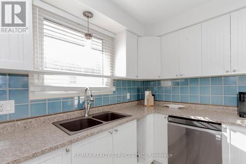 7746 Jubilee Drive, Niagara Falls, ON - Indoor Photo Showing Kitchen With Double Sink