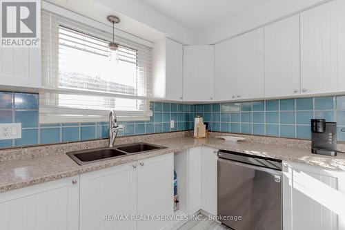 7746 Jubilee Drive, Niagara Falls, ON - Indoor Photo Showing Kitchen With Double Sink