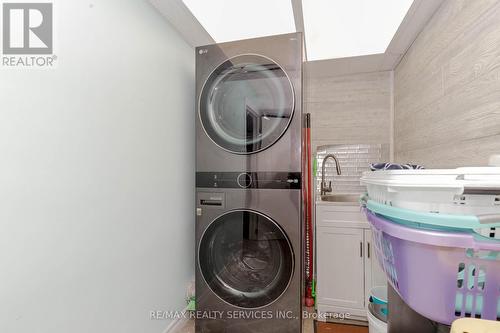 7746 Jubilee Drive, Niagara Falls, ON - Indoor Photo Showing Laundry Room