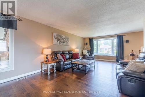 613 Christopher Road, Peterborough (Ashburnham), ON - Indoor Photo Showing Living Room