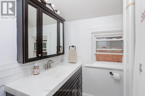 22 St Lawrence Street, Kawartha Lakes (Lindsay), ON - Indoor Photo Showing Bathroom