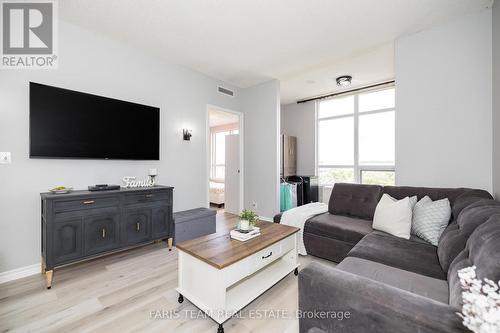 701 - 9235 Jane Street, Vaughan, ON - Indoor Photo Showing Living Room