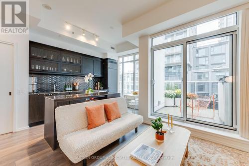 622 - 783 Bathurst Street, Toronto, ON - Indoor Photo Showing Living Room