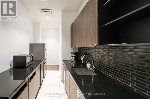 622 - 783 Bathurst Street, Toronto, ON - Indoor Photo Showing Kitchen