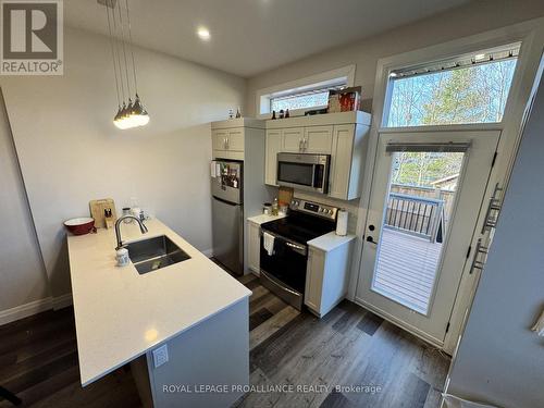 B - 74 Dewal Place, Belleville, ON - Indoor Photo Showing Kitchen