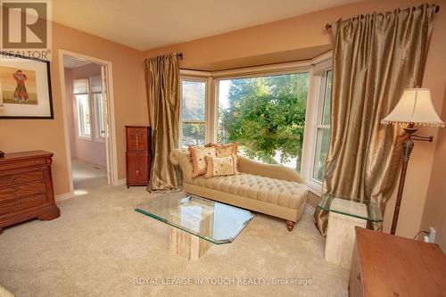 14 Marsh Harbour, Aurora, ON - Indoor Photo Showing Living Room