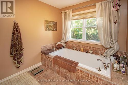 14 Marsh Harbour, Aurora, ON - Indoor Photo Showing Bathroom