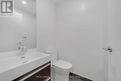 701 - 39 Roehampton Avenue, Toronto, ON - Indoor Photo Showing Bathroom