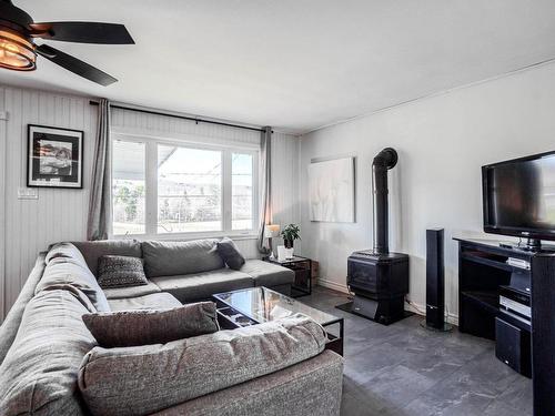 Living room - 51 2E Rue Pin, Sainte-Marcelline-De-Kildare, QC - Indoor Photo Showing Living Room