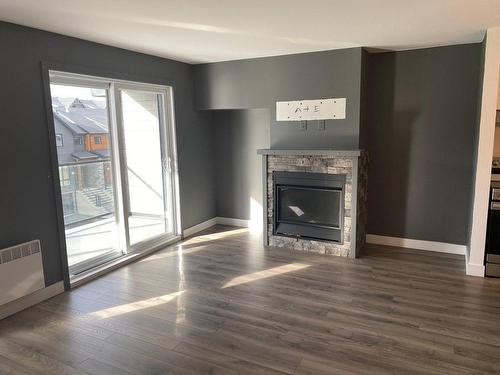 Living room - 405-92 Rue De Joliette, Bromont, QC - Indoor Photo Showing Living Room With Fireplace