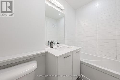 209 - 479 Charlton Avenue E, Hamilton, ON - Indoor Photo Showing Bathroom