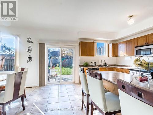 605 Courtney Valley Road E, Mississauga, ON - Indoor Photo Showing Kitchen