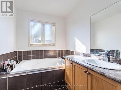 605 Courtney Valley Road E, Mississauga, ON - Indoor Photo Showing Bathroom