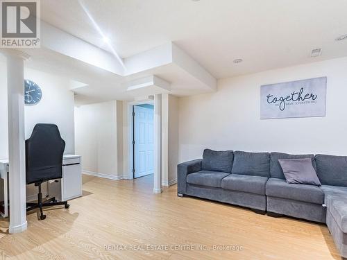 605 Courtney Valley Road E, Mississauga, ON - Indoor Photo Showing Living Room