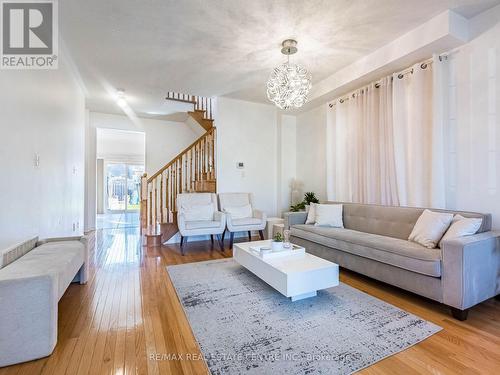 605 Courtney Valley Road E, Mississauga, ON - Indoor Photo Showing Living Room