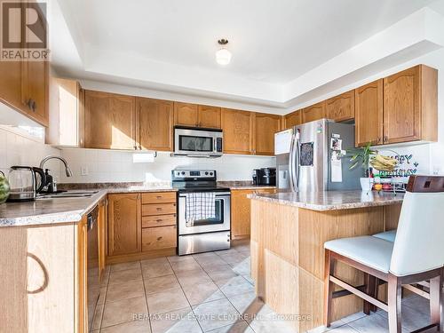 605 Courtney Valley Road E, Mississauga, ON - Indoor Photo Showing Kitchen