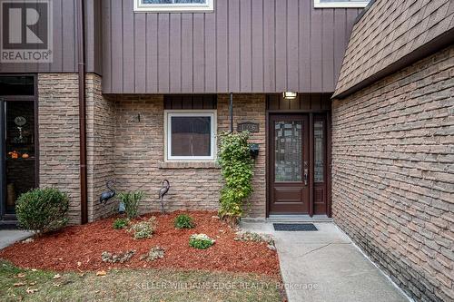 106 - 2301 Cavendish Drive, Burlington, ON - Outdoor