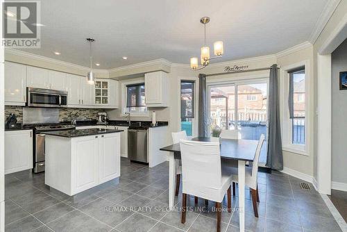 10 Forsyth Crescent, Halton Hills, ON - Indoor Photo Showing Kitchen With Upgraded Kitchen