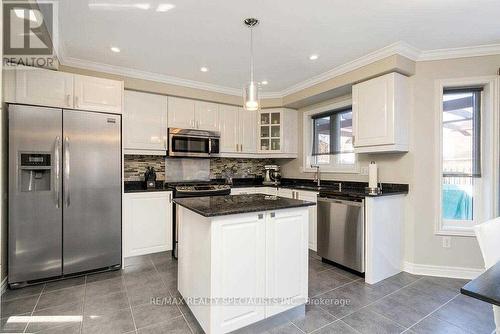 10 Forsyth Crescent, Halton Hills, ON - Indoor Photo Showing Kitchen With Upgraded Kitchen