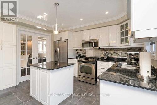 10 Forsyth Crescent, Halton Hills, ON - Indoor Photo Showing Kitchen With Upgraded Kitchen