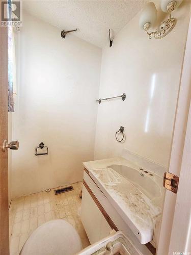 38 Marquis Crescent N, Yorkton, SK - Indoor Photo Showing Bathroom