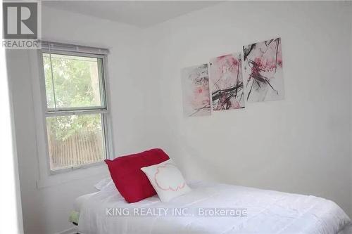 206 Rhine Avenue, London, ON - Indoor Photo Showing Bedroom