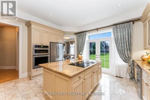 26 Winterlude Court, Vaughan, ON - Indoor Photo Showing Kitchen