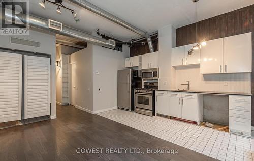 201 - 369 Sorauren Avenue, Toronto, ON - Indoor Photo Showing Kitchen