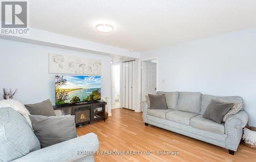 409 - 25 Agnes Street, Mississauga, ON - Indoor Photo Showing Living Room