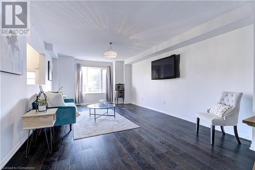 Sitting room featuring dark hardwood / wood-style floors - 151 Green Road S Unit# 26, Stoney Creek, ON - Indoor Photo Showing Living Room