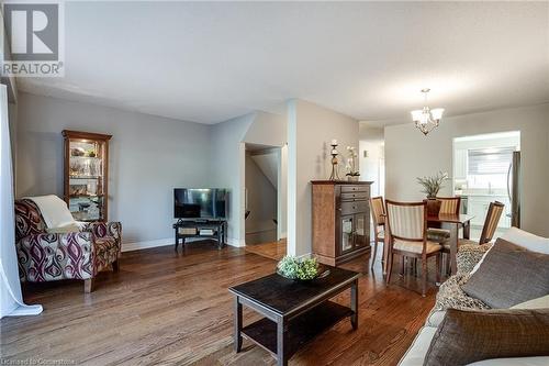 2301 Cavendish Drive Unit# 106, Burlington, ON - Indoor Photo Showing Living Room