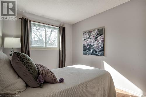 2301 Cavendish Drive Unit# 106, Burlington, ON - Indoor Photo Showing Bedroom