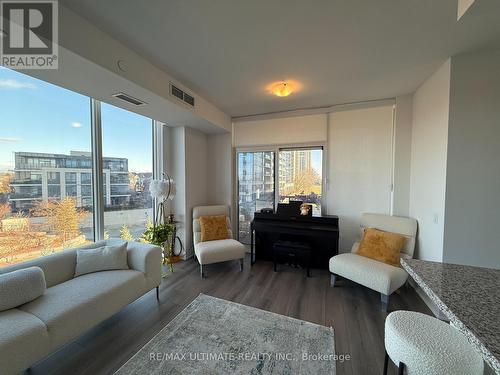 10 Gatineau Drive, Vaughan, ON - Indoor Photo Showing Living Room